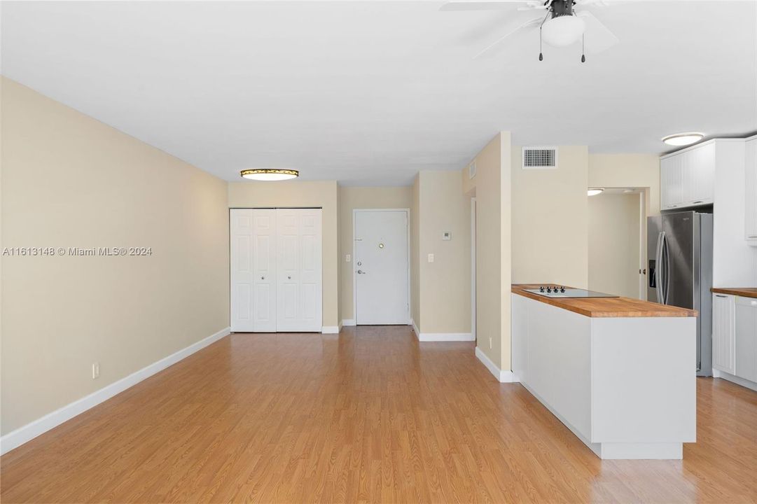 For Rent: $2,500 (1 beds, 2 baths, 924 Square Feet)