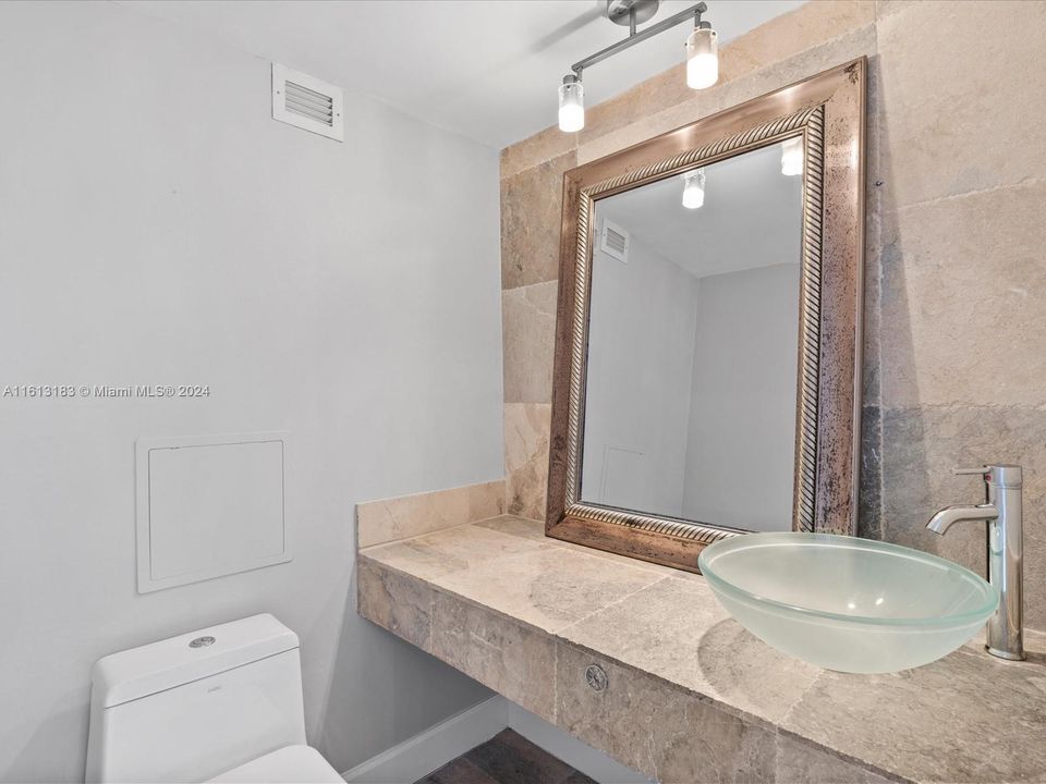 For Sale: $365,000 (1 beds, 1 baths, 910 Square Feet)