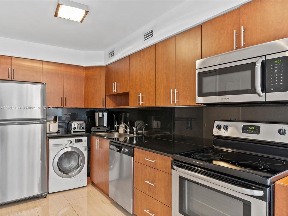 For Sale: $365,000 (1 beds, 1 baths, 910 Square Feet)