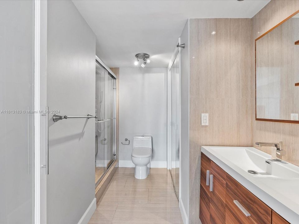 For Sale: $365,000 (1 beds, 1 baths, 910 Square Feet)