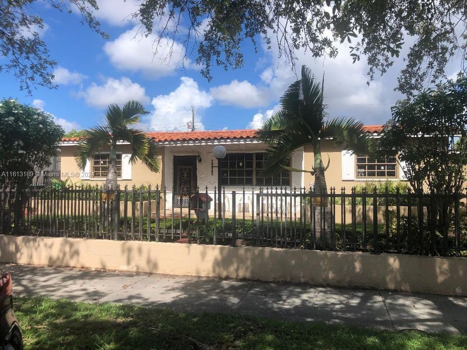 For Sale: $785,000 (5 beds, 3 baths, 2677 Square Feet)