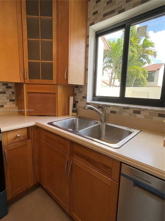 For Rent: $2,800 (2 beds, 1 baths, 1066 Square Feet)