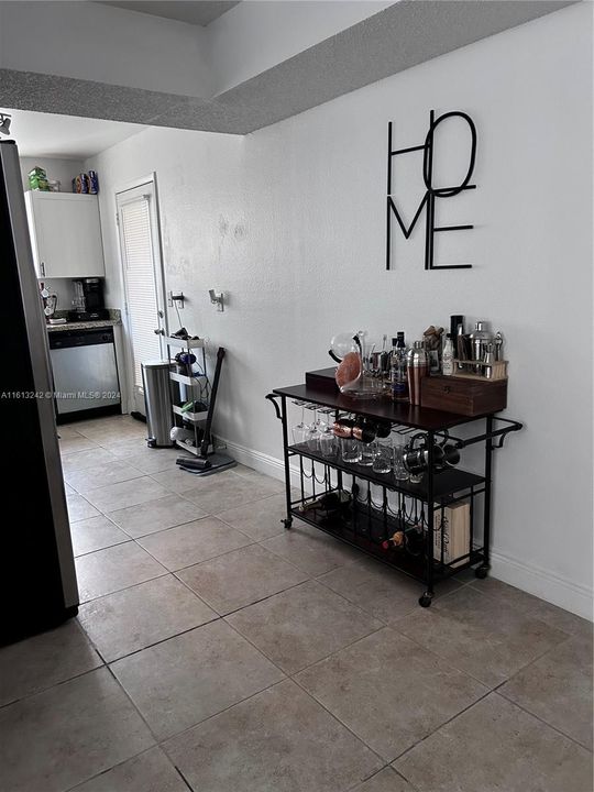 For Sale: $260,000 (1 beds, 1 baths, 747 Square Feet)