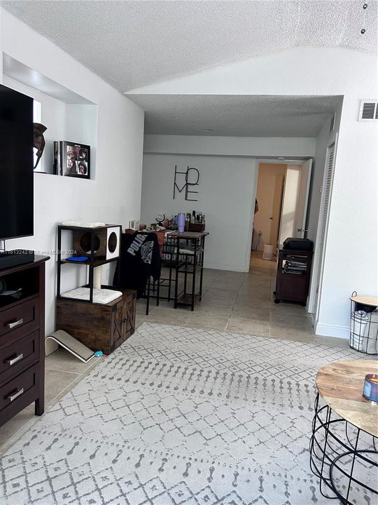 For Sale: $260,000 (1 beds, 1 baths, 747 Square Feet)