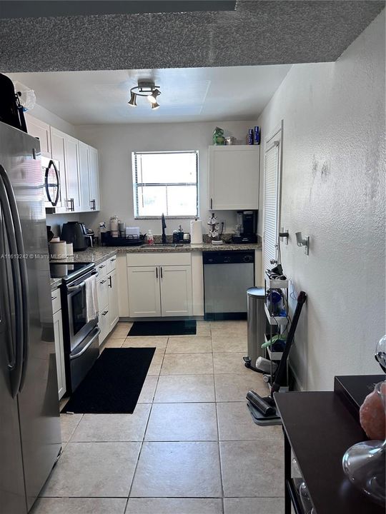 For Sale: $260,000 (1 beds, 1 baths, 747 Square Feet)