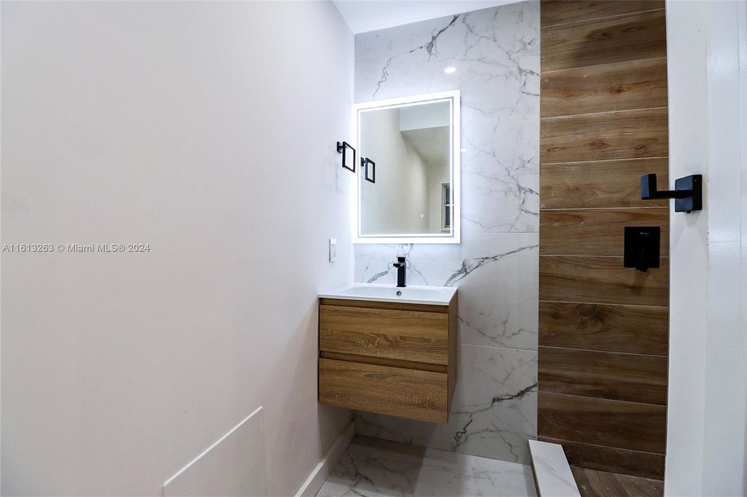 For Sale: $390,000 (2 beds, 2 baths, 880 Square Feet)