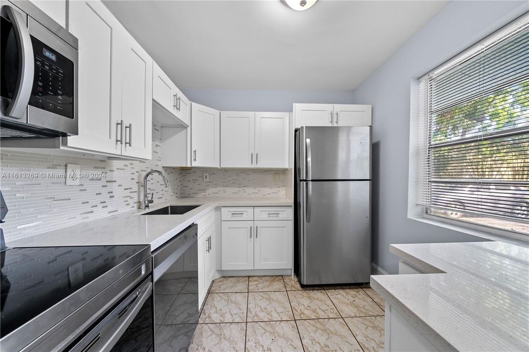 For Sale: $340,000 (2 beds, 2 baths, 990 Square Feet)