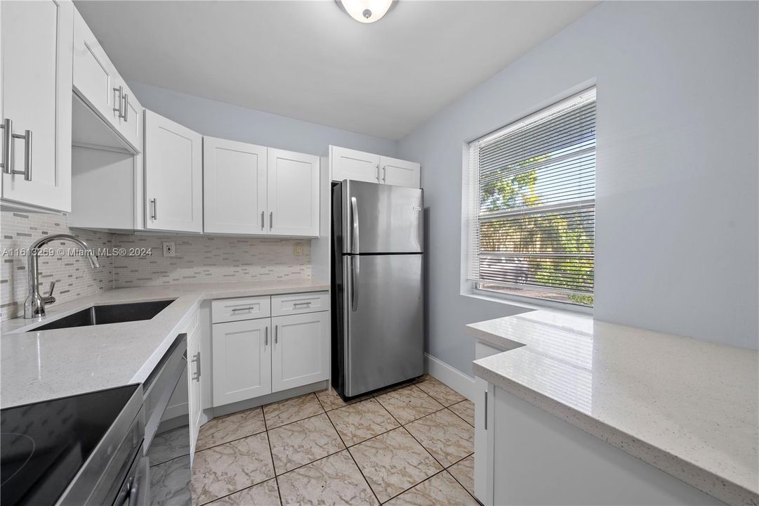 For Sale: $340,000 (2 beds, 2 baths, 990 Square Feet)