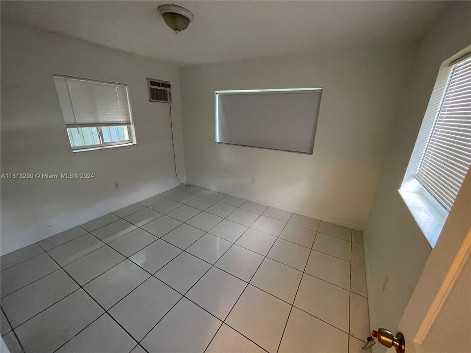 For Rent: $3,900 (4 beds, 2 baths, 1593 Square Feet)