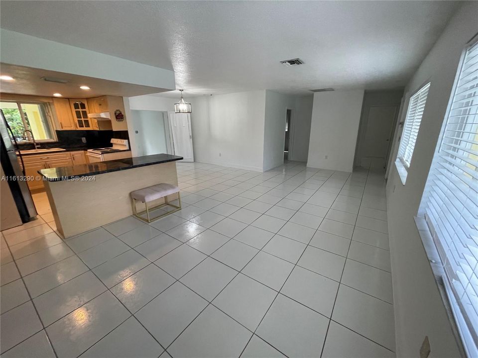 For Rent: $3,900 (4 beds, 2 baths, 1593 Square Feet)