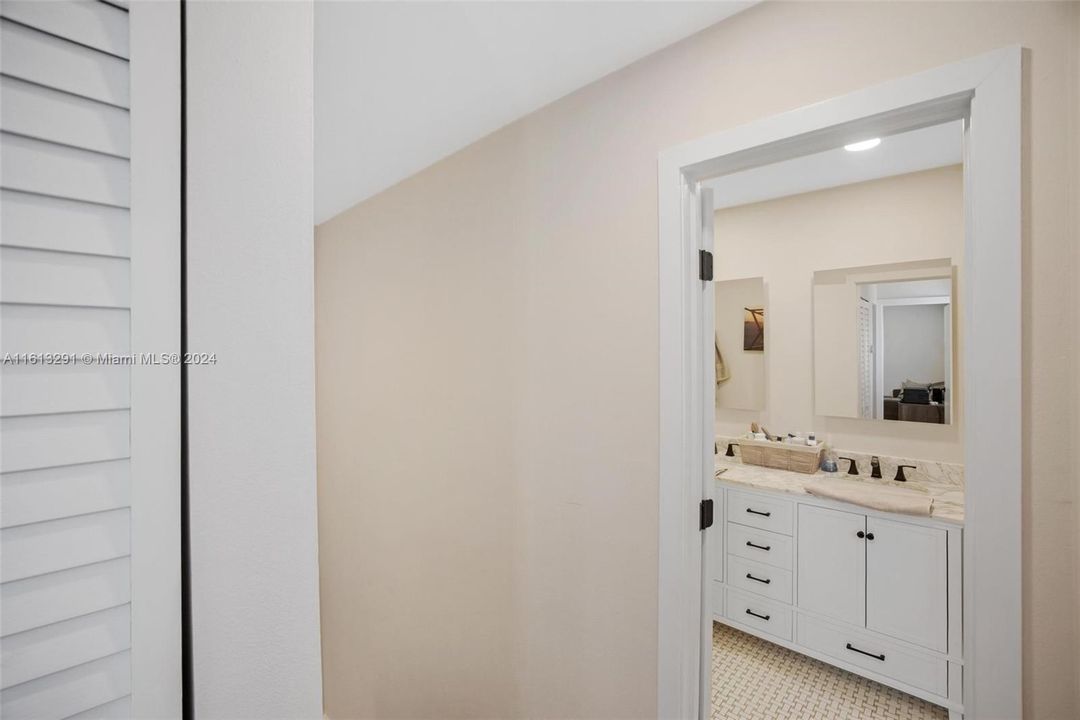 For Sale: $490,000 (2 beds, 1 baths, 1057 Square Feet)