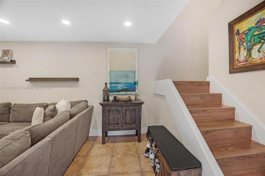 For Sale: $490,000 (2 beds, 1 baths, 1057 Square Feet)