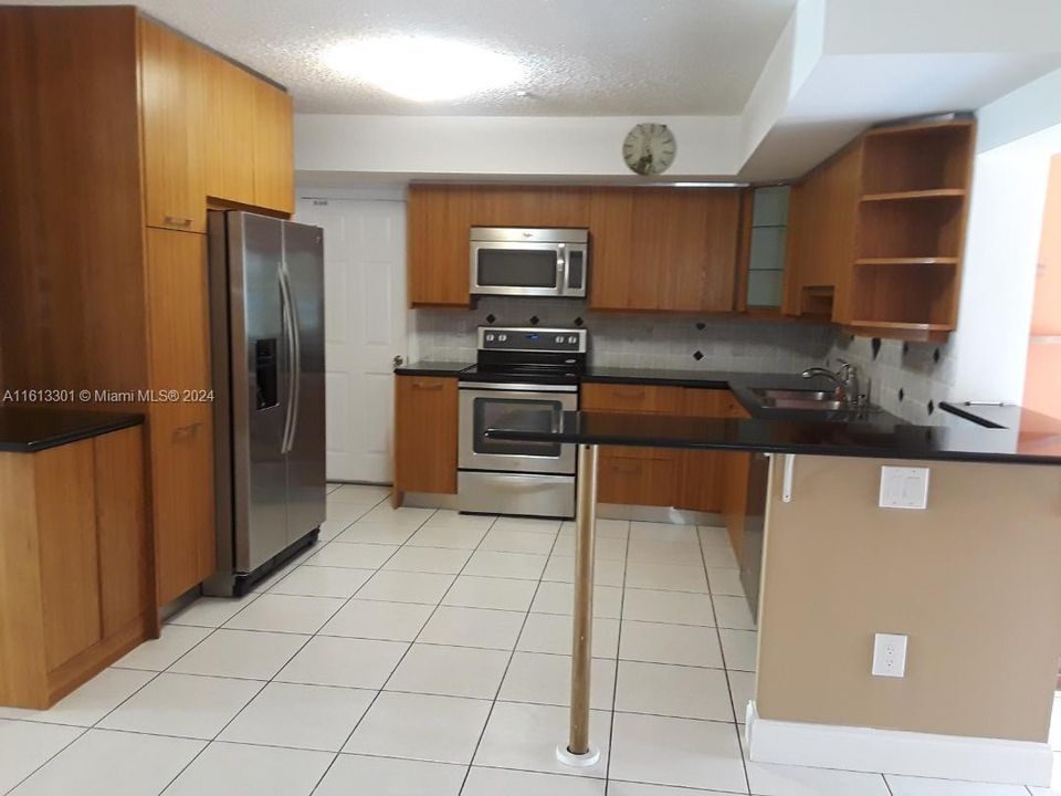 For Rent: $3,250 (4 beds, 2 baths, 1556 Square Feet)