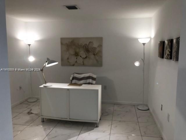 For Rent: $3,200 (1 beds, 1 baths, 951 Square Feet)