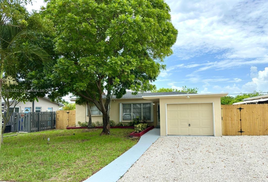 For Sale: $549,000 (3 beds, 2 baths, 1400 Square Feet)