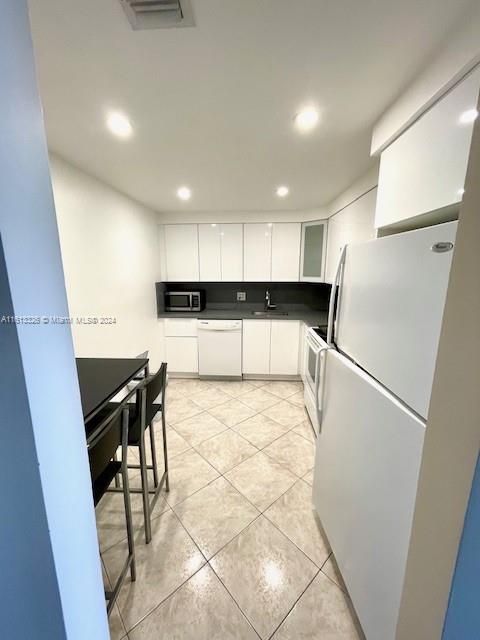 For Rent: $3,000 (2 beds, 2 baths, 1280 Square Feet)