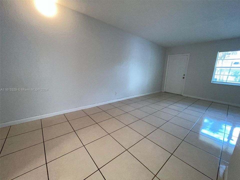 For Rent: $1,900 (1 beds, 1 baths, 880 Square Feet)