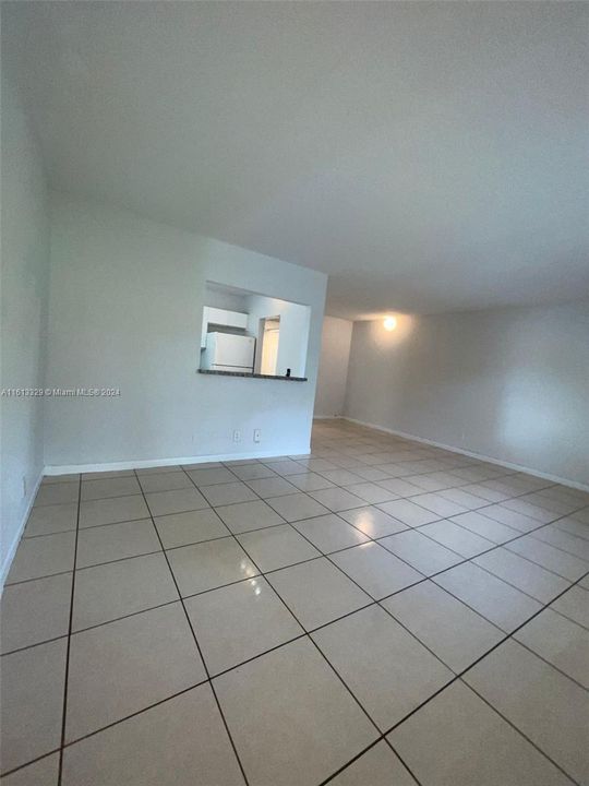 For Rent: $1,900 (1 beds, 1 baths, 880 Square Feet)