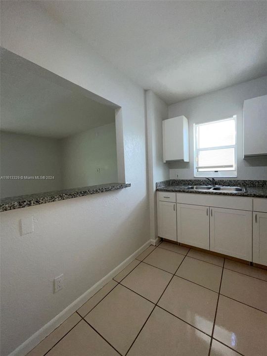 For Rent: $1,900 (1 beds, 1 baths, 880 Square Feet)