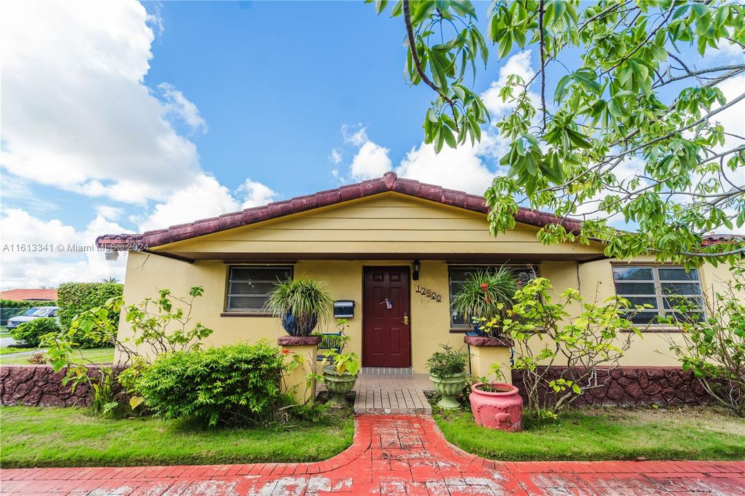 For Sale: $690,000 (3 beds, 2 baths, 1300 Square Feet)