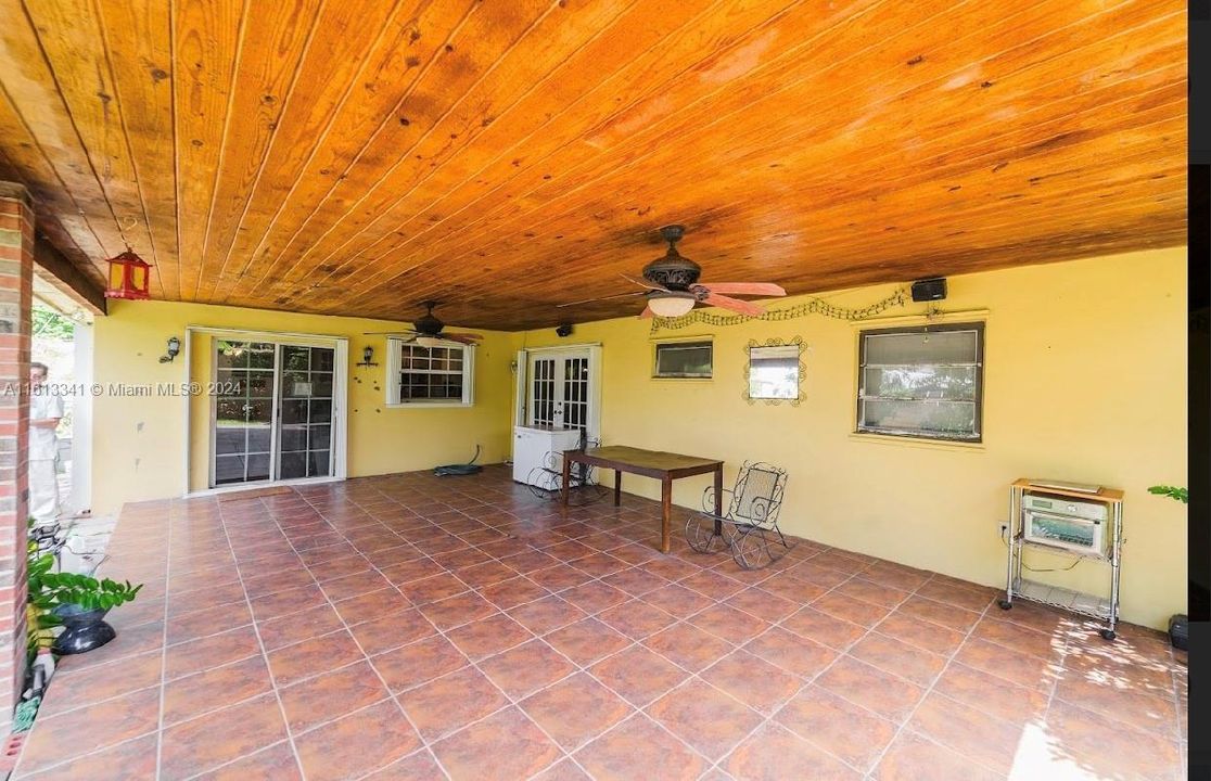 En Venta: $690,000 (3 camas, 2 baños, 1300 Pies cuadrados)