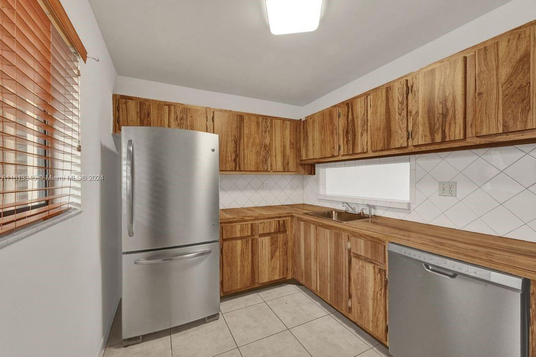 For Rent: $2,300 (2 beds, 2 baths, 965 Square Feet)