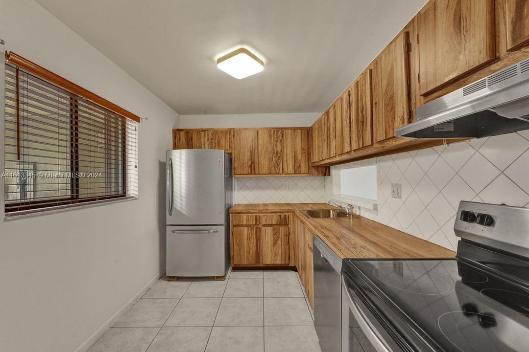 For Rent: $2,300 (2 beds, 2 baths, 965 Square Feet)