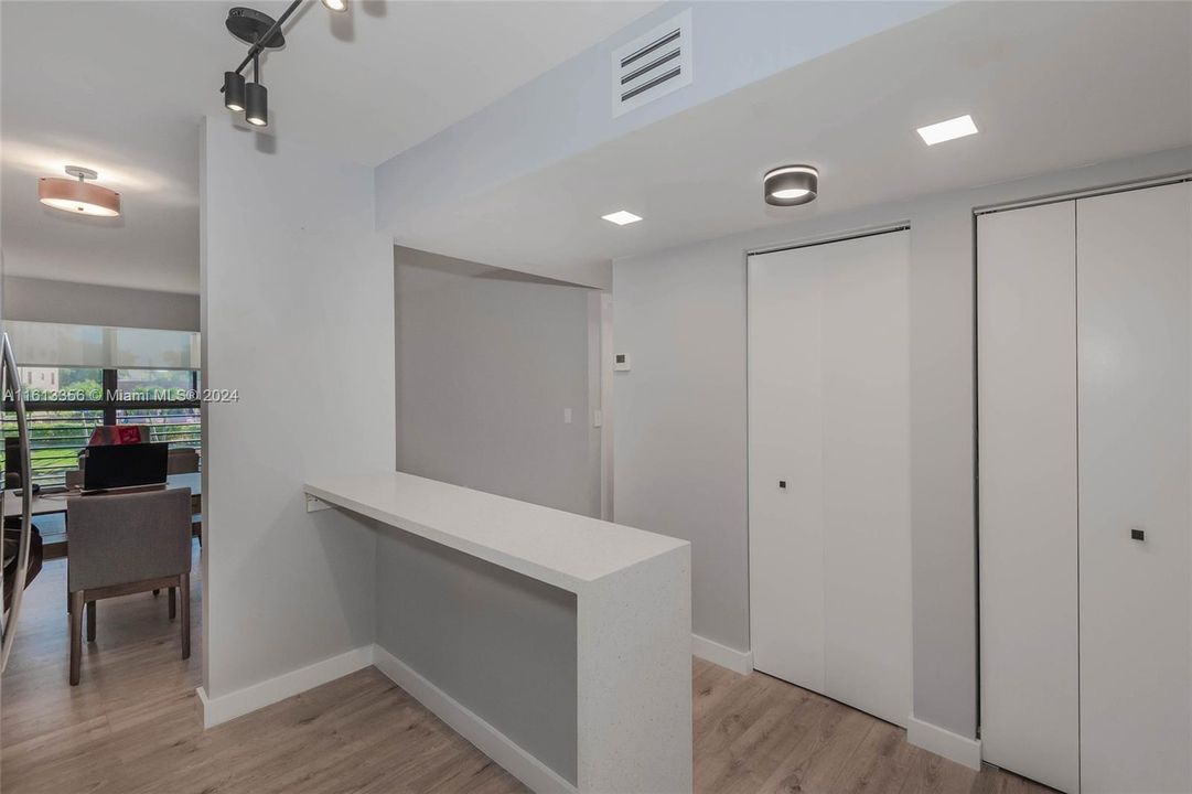 For Sale: $225,000 (2 beds, 2 baths, 904 Square Feet)