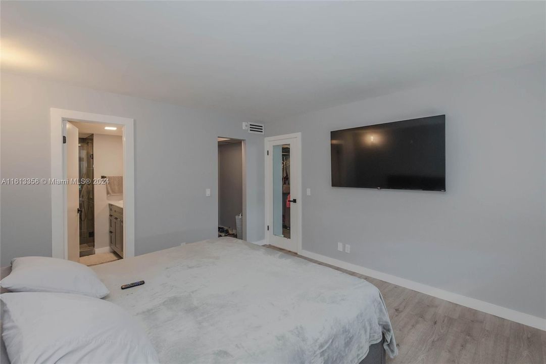 For Sale: $225,000 (2 beds, 2 baths, 904 Square Feet)