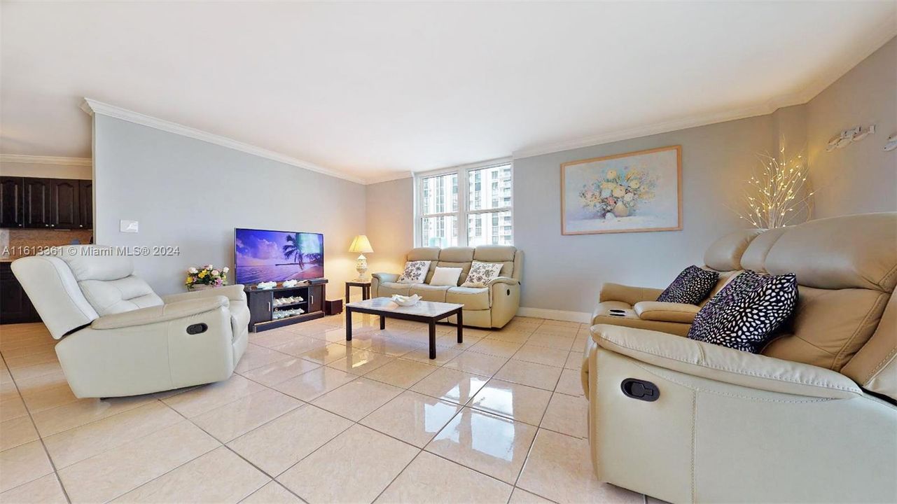 For Sale: $495,000 (2 beds, 2 baths, 1300 Square Feet)