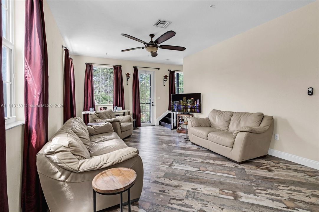 For Sale: $524,800 (3 beds, 3 baths, 1817 Square Feet)