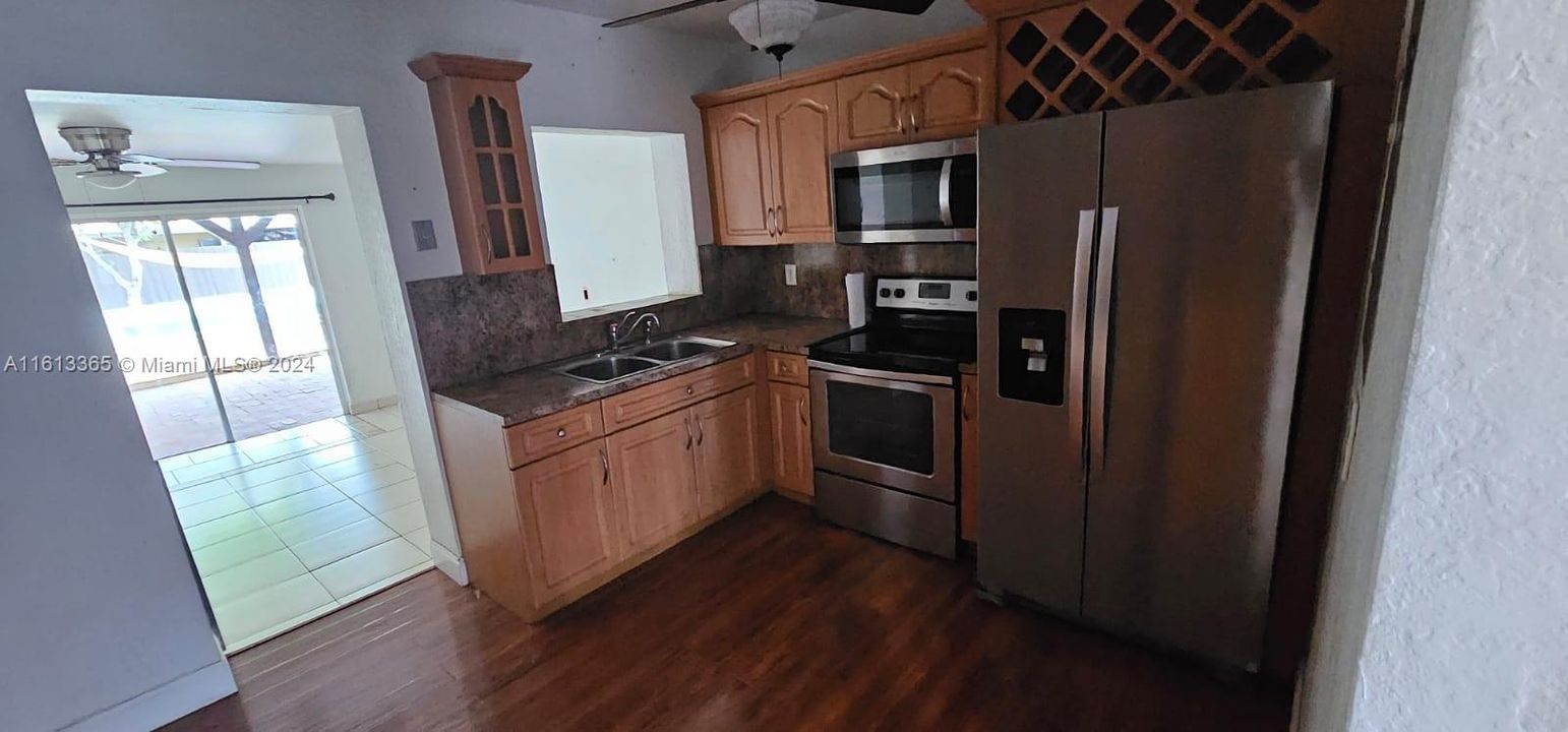 For Rent: $4,250 (3 beds, 2 baths, 1421 Square Feet)