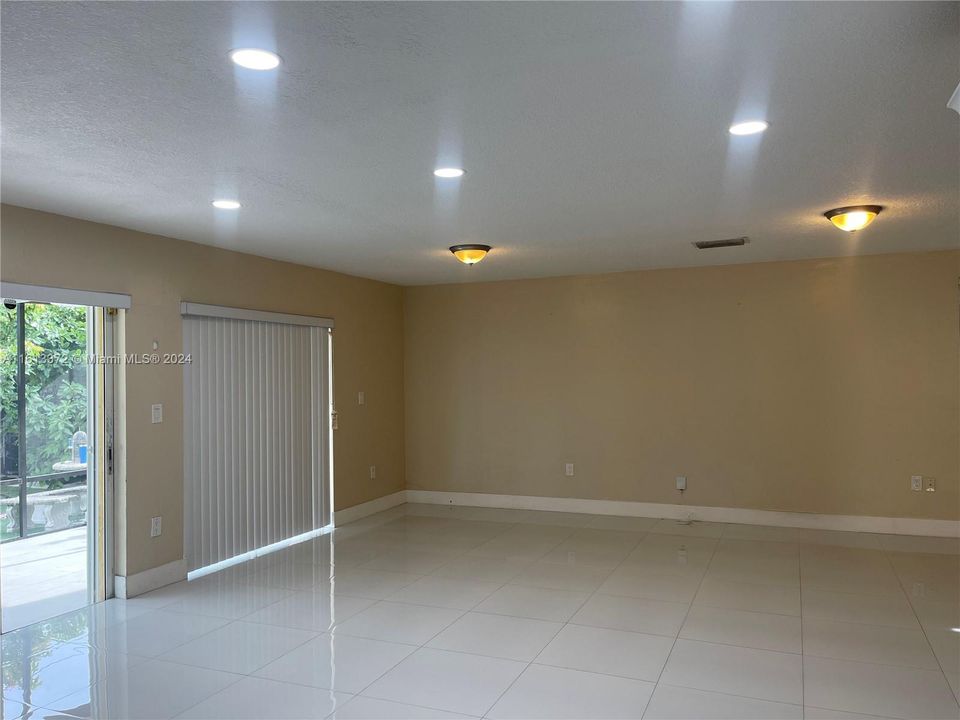 For Rent: $3,950 (4 beds, 3 baths, 2894 Square Feet)