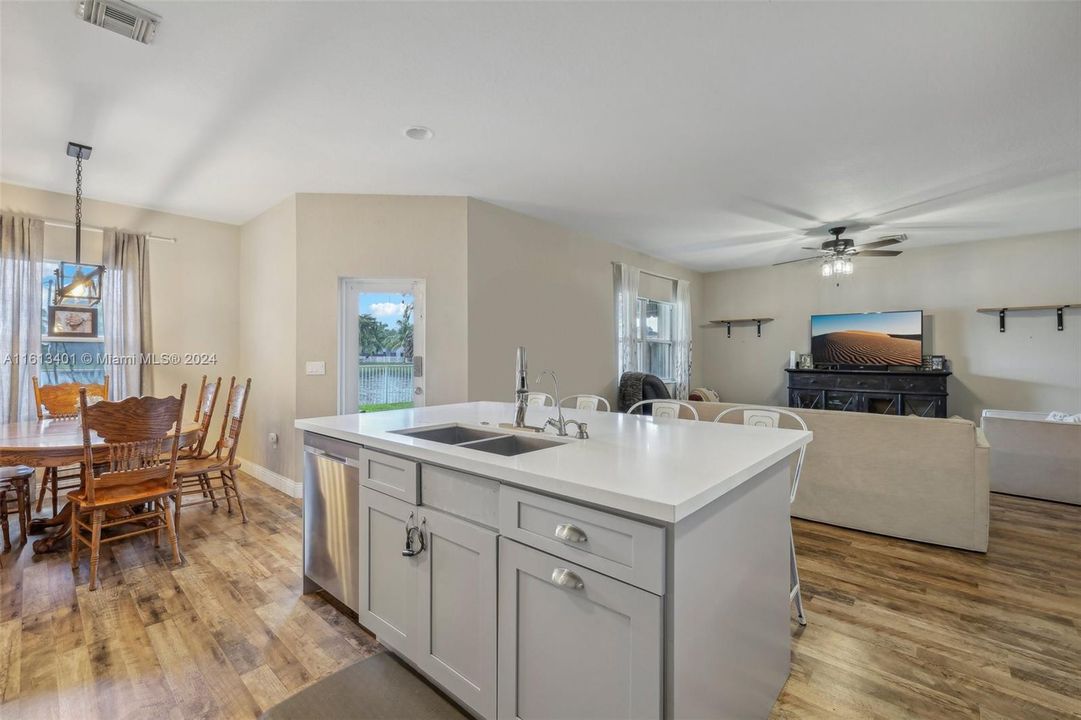For Sale: $599,900 (4 beds, 2 baths, 2818 Square Feet)