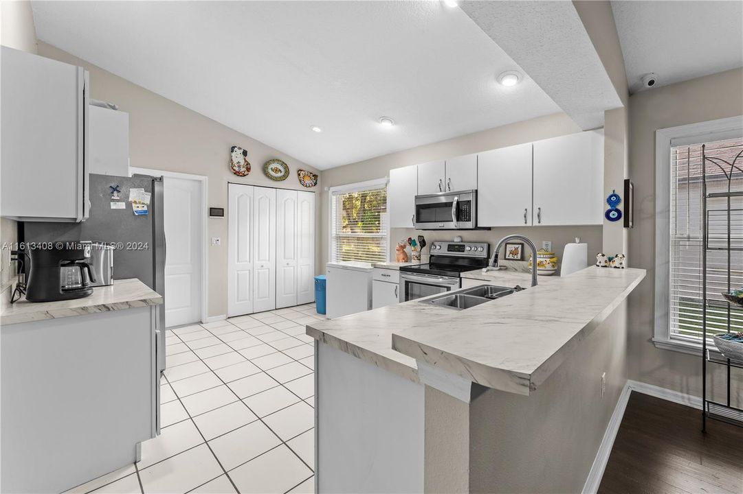 For Sale: $385,000 (3 beds, 2 baths, 1599 Square Feet)