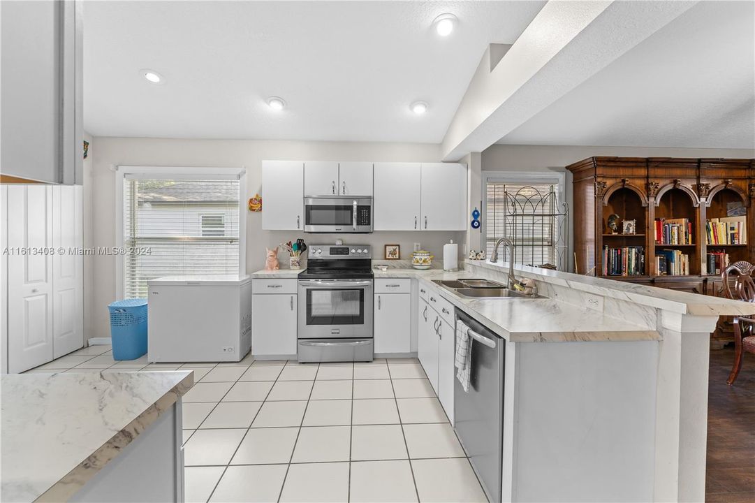 For Sale: $385,000 (3 beds, 2 baths, 1599 Square Feet)