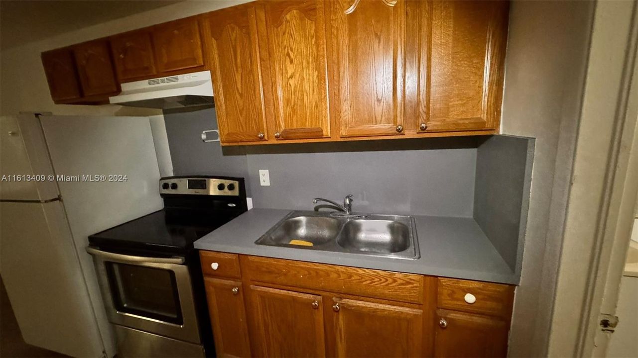 For Rent: $1,800 (2 beds, 1 baths, 1943 Square Feet)