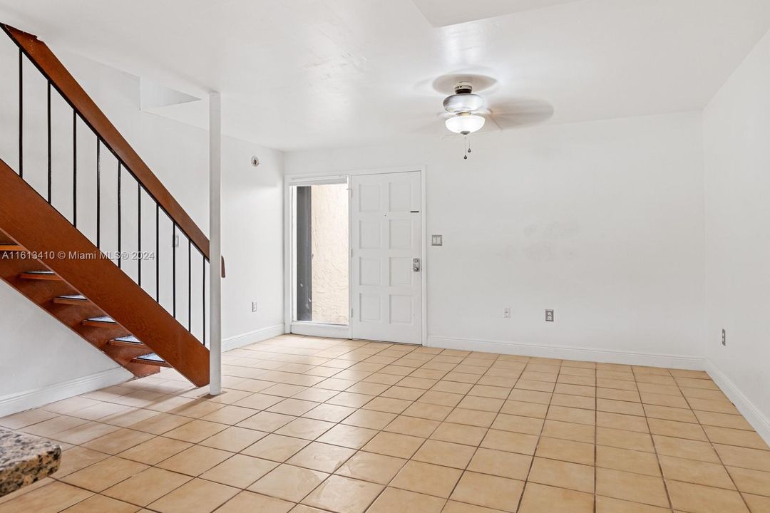 For Rent: $2,900 (2 beds, 1 baths, 954 Square Feet)