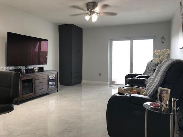 For Sale: $259,900 (2 beds, 2 baths, 915 Square Feet)