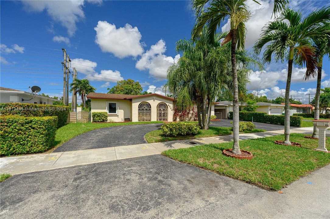 For Sale: $745,000 (3 beds, 2 baths, 1512 Square Feet)