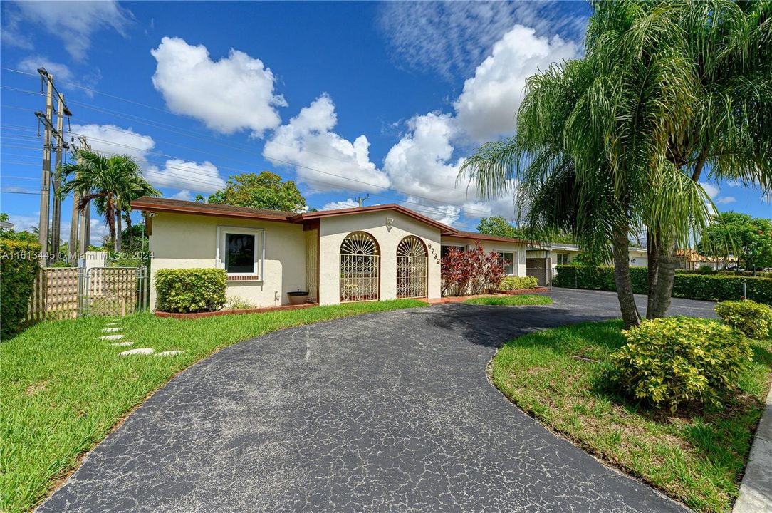 For Sale: $745,000 (3 beds, 2 baths, 1512 Square Feet)