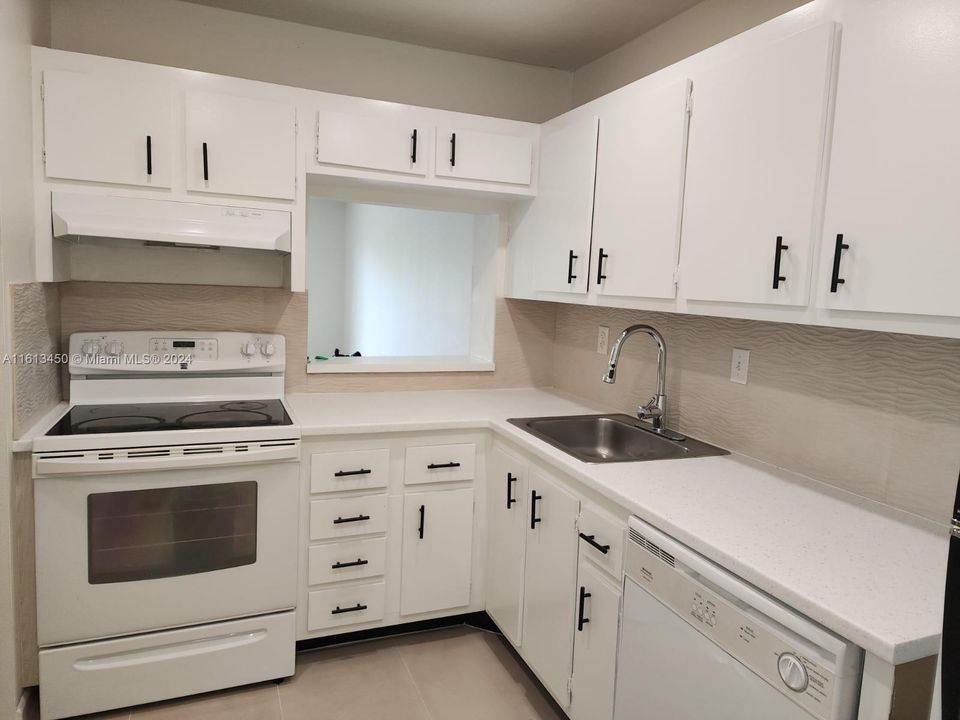 For Sale: $259,900 (1 beds, 1 baths, 710 Square Feet)