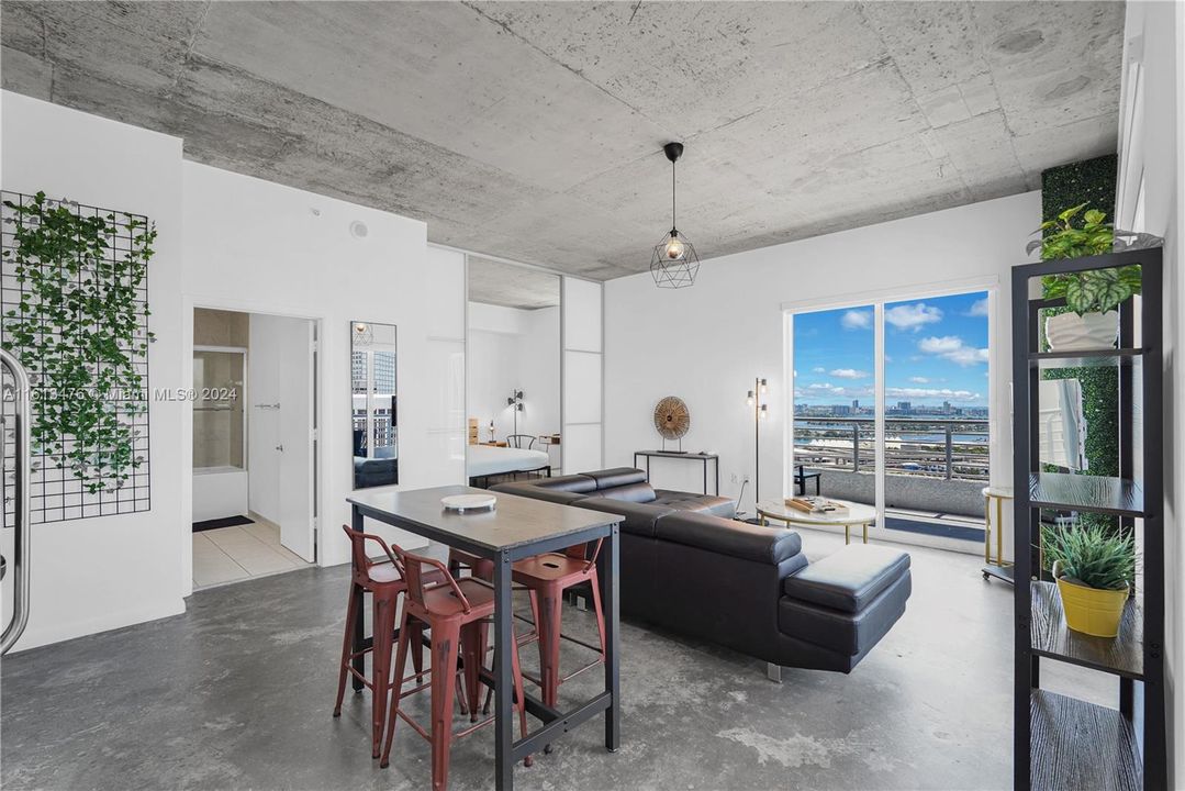 For Sale: $565,000 (2 beds, 2 baths, 1041 Square Feet)