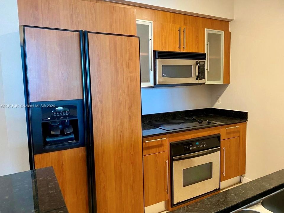 For Rent: $2,800 (1 beds, 1 baths, 846 Square Feet)
