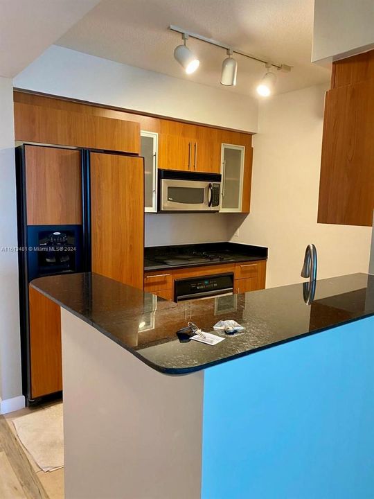 For Rent: $2,800 (1 beds, 1 baths, 846 Square Feet)