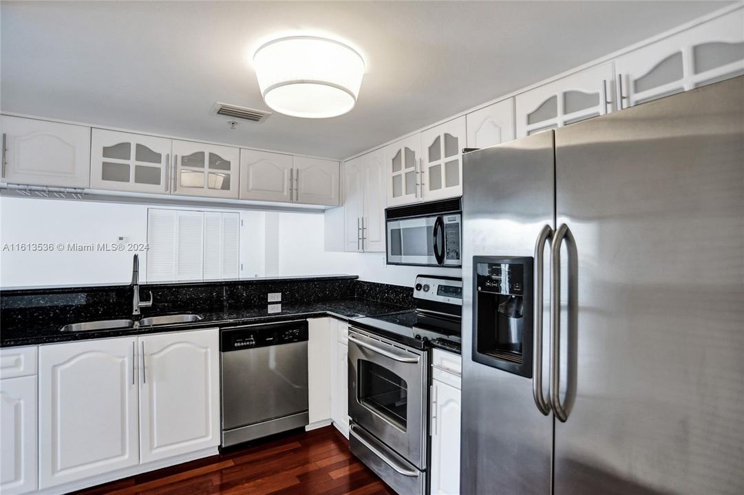 For Sale: $1,190,000 (2 beds, 2 baths, 1078 Square Feet)