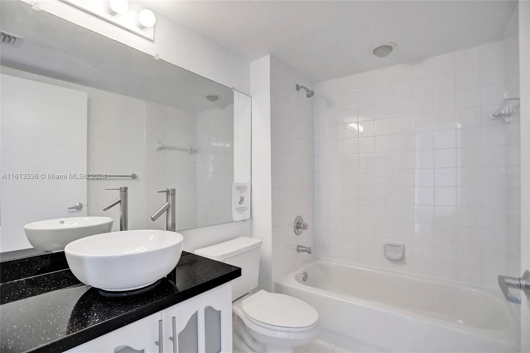 For Sale: $1,190,000 (2 beds, 2 baths, 1078 Square Feet)