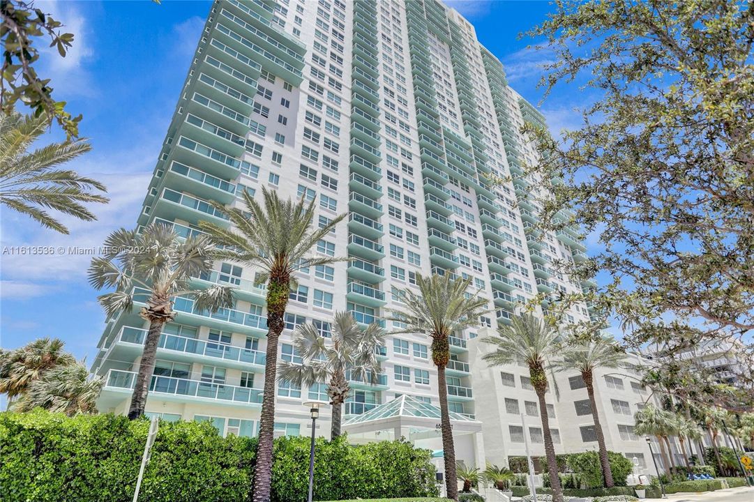 For Sale: $1,190,000 (2 beds, 2 baths, 1078 Square Feet)
