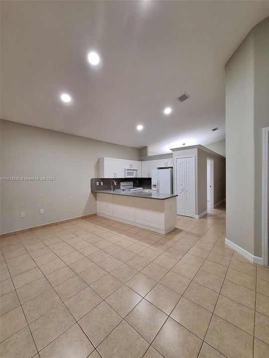 For Rent: $3,600 (3 beds, 2 baths, 1598 Square Feet)