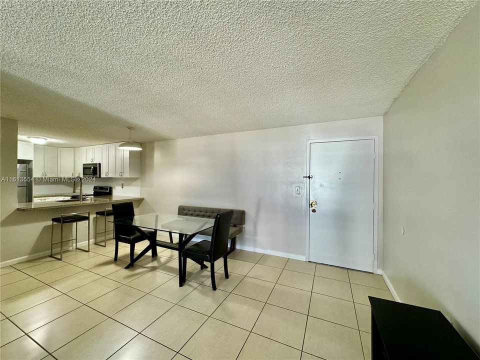 For Rent: $2,545 (2 beds, 1 baths, 760 Square Feet)